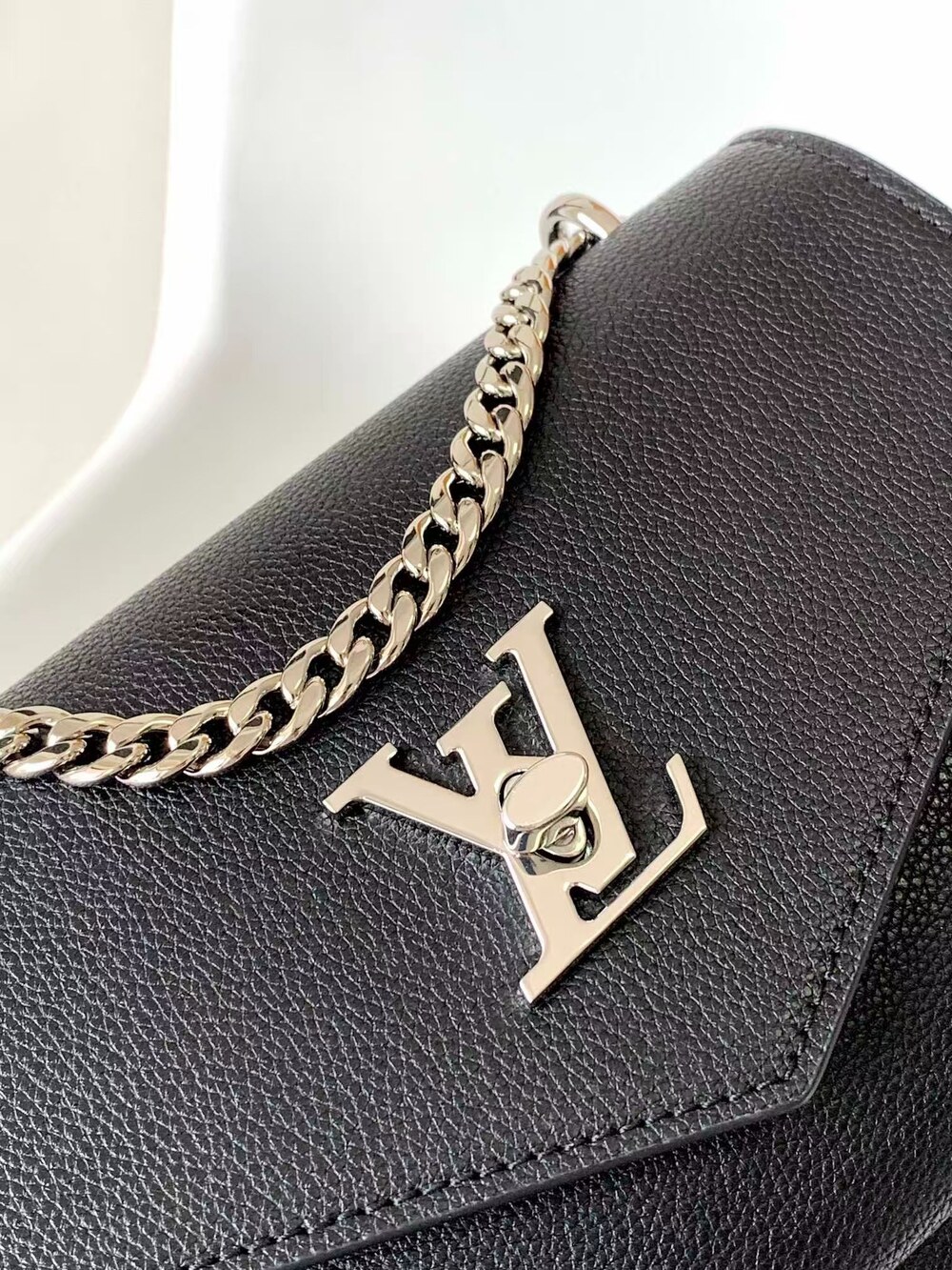 LOUIS VUITTON MYLOCKME CHAIN BB in Grained Leather - Picture 5 of 8